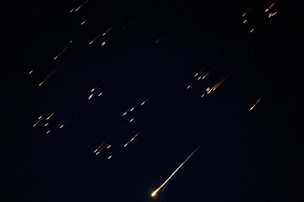 יירוט פצצת מצרר (צילום: REUTERS/Amir Cohen) יירוט טיל מתפצל