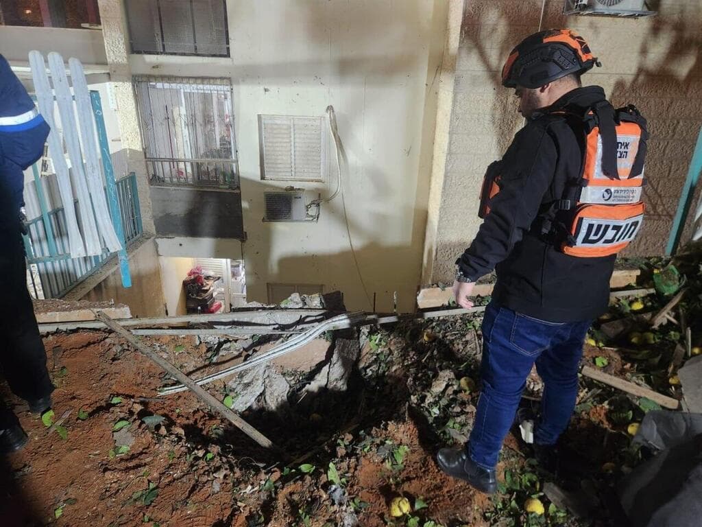 הנזק מהנפילה באלעד (צילום: דוברות איחוד הצלה) פגיעה באלעד