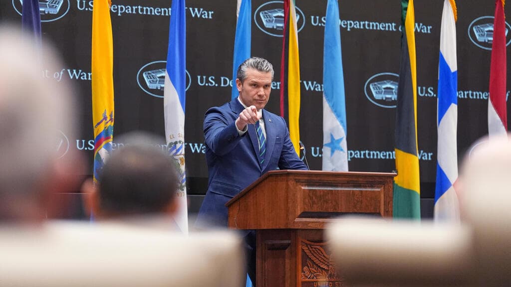 שר המלחמה הגסת', הלילה (צילום: Rebecca Blackwell/AP) מזכיר ההגנה של ארצות הברית פיט הגסת'