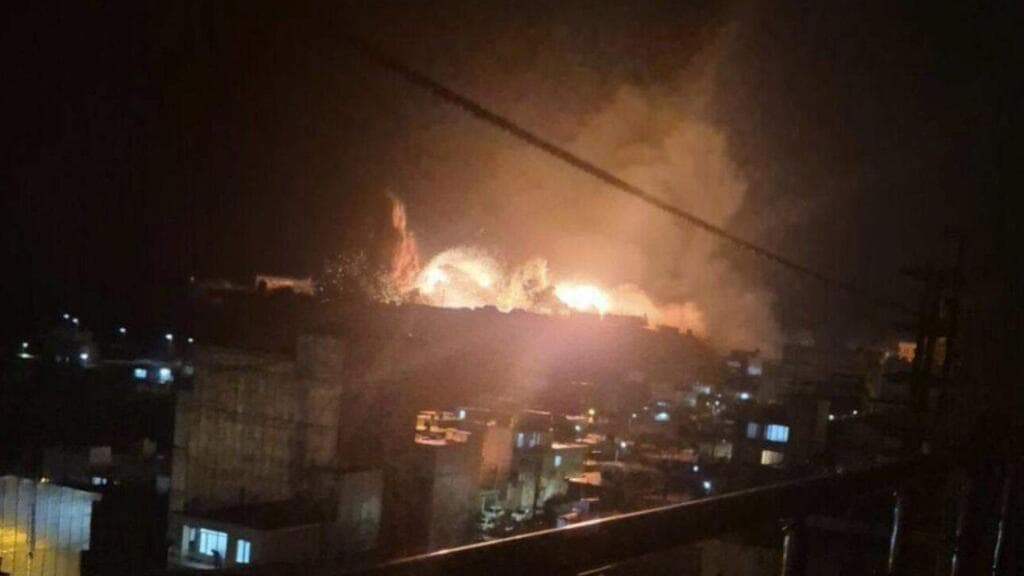 תיעוד מתקיפה אווירית לעבר אתרים צבאיים בעיר פאווה במערב איראן