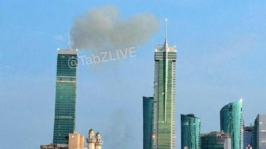 מתקפה איראנית על המגדל הגבוה בנמל הפיננסי של בחריין במנאמה, שבו שוכנת שגרירות ישראל
