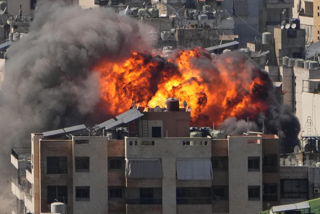 תקיפה בדאחייה (צילום: AP Photo/Hassan Ammar) תקיפה בדאחייה