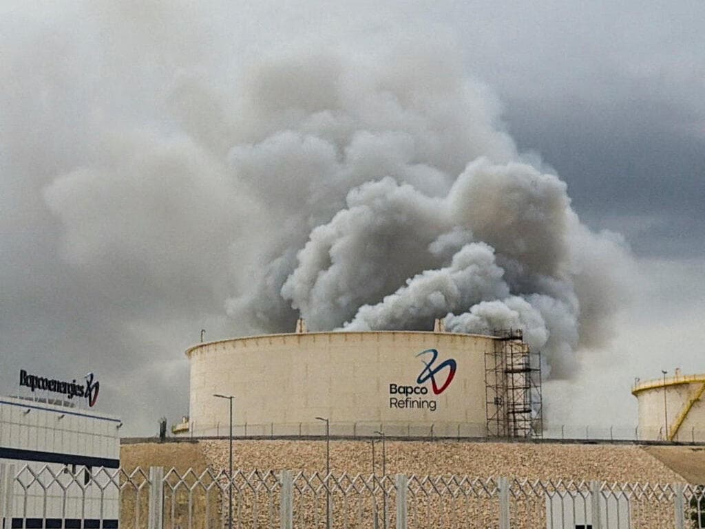 צילום:REUTERS/Stringer עשן מיתמר מבית הזיקוק בבחריין, לאחר התקיפה