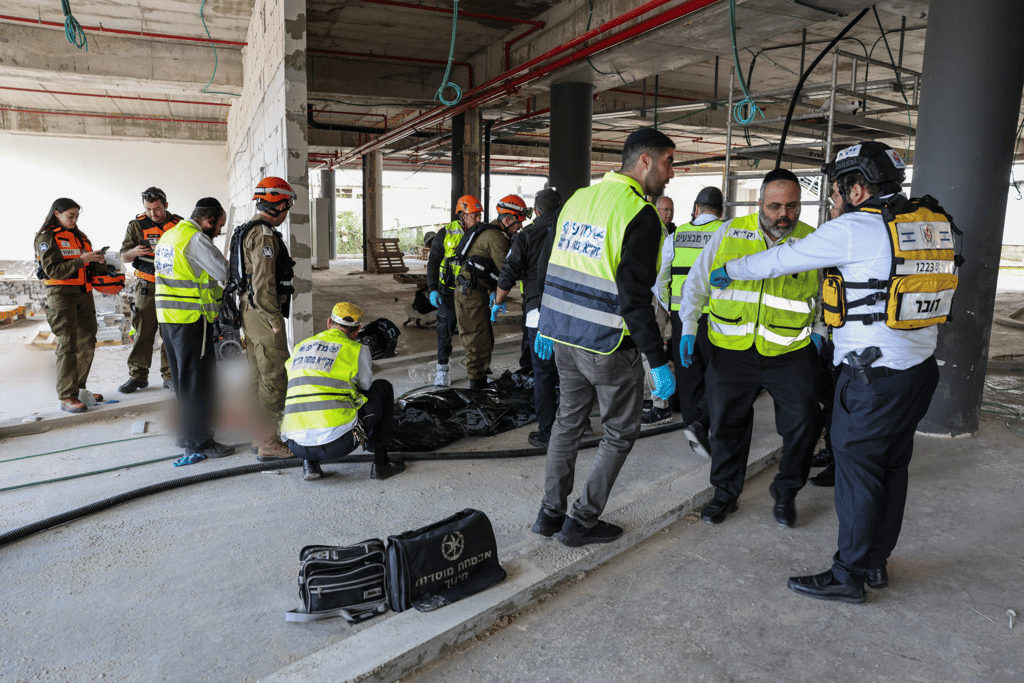 צילום: REUTERS/Nir Elias אתר הבנייה שנפגע מנפילת רסיס ביהוד