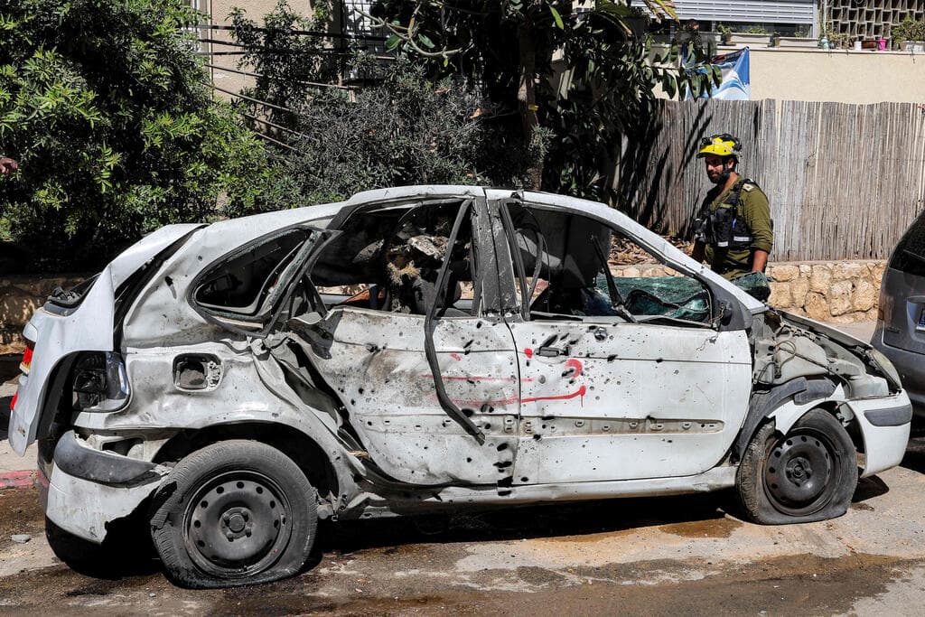 צילום: Jack GUEZ / AFP זירת נפילת הרסיס בבת ים