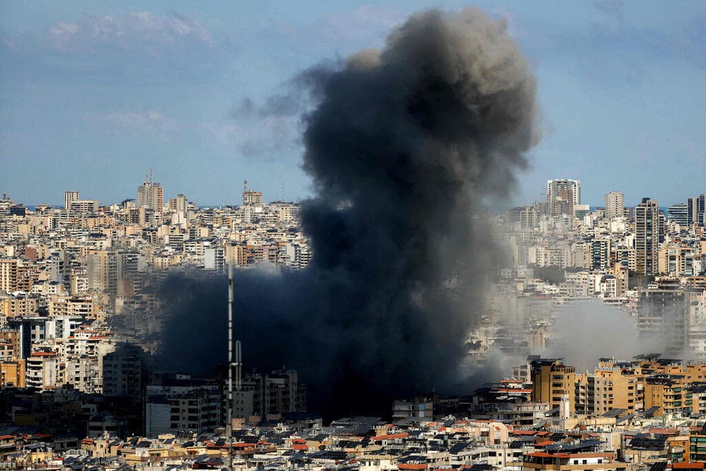 תקיפה בדאחייה (צילום: IBRAHIM AMRO / AFP) תקיפה בדאחייה