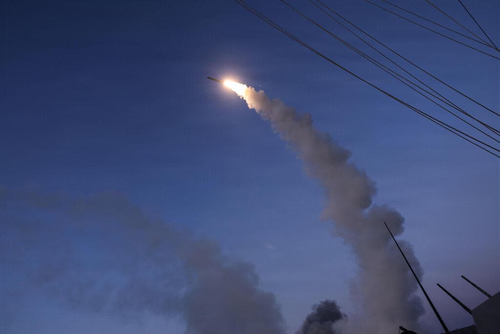 טיל טומהוק נורה ממשחתת אמריקנית, בתחילת המלחמה (צילום: AFP PHOTO / US NAVY and US CENTRAL COMMAND / HANDOUT) טיל טומהוק נורה מהמשחתת האמריקנית תומאס הונדר