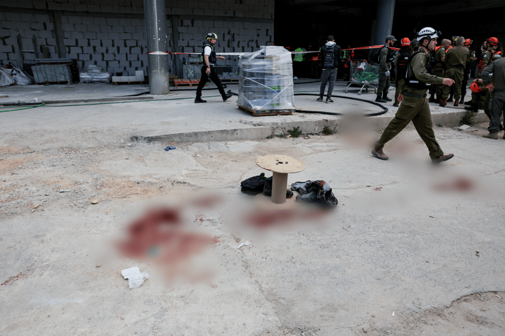 אתר הבנייה שנפגע מנפילת רסיס ביהוד (צילום: REUTERS/Nir Elias) אתר הבנייה שנפגע מנפילת רסיס ביהוד