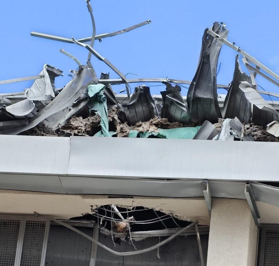 אולם ספורט שנפגע מנפילת רסיס (צילום: מיקאל בוזגלו) אולם ספורט שנפגע מנפילת רסיס