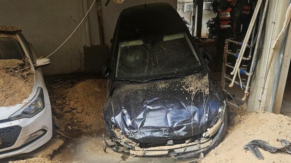 רכב נפגע בחולון (צילום: כבאות והצלה לישראל) זירת נפילה במרכז הארץ