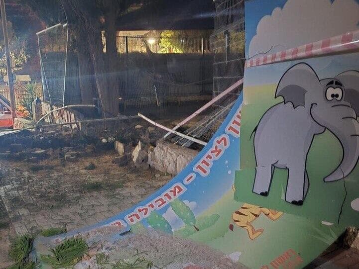 הנזק בגן הילדים (קרדיט צילום: דוברות עיריית ראשון לציון) גן ילדים שנפגע מרסיס בראשון לציון