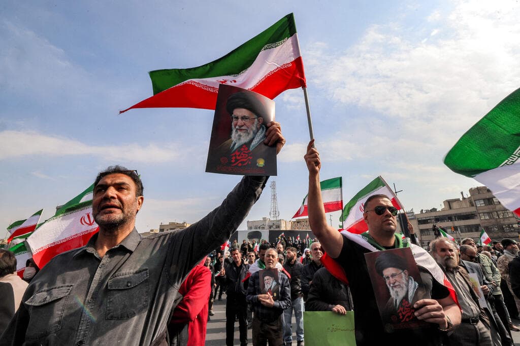 צילום: ATTA KENARE / AFP עצרת תמיכה במנהיג העליון החדש, מוג'תבא חמינאי