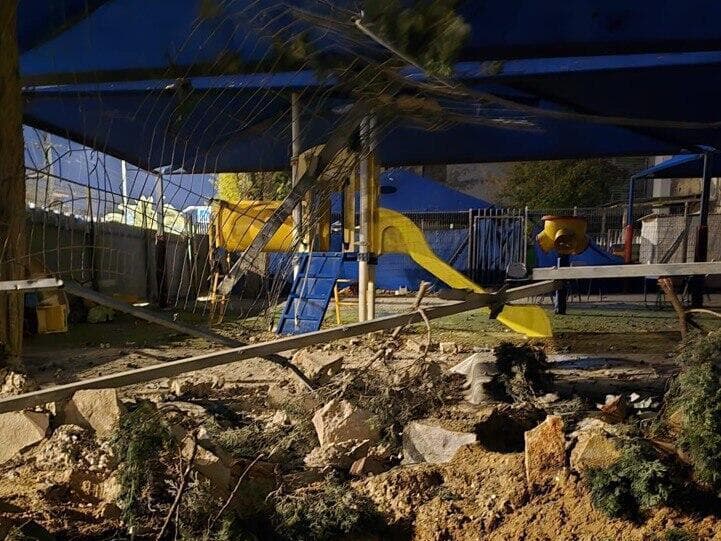ההרס בזירה (קרדיט צילום: דוברות עיריית ראשון לציון) גן ילדים שנפגע מרסיס בראשון לציון