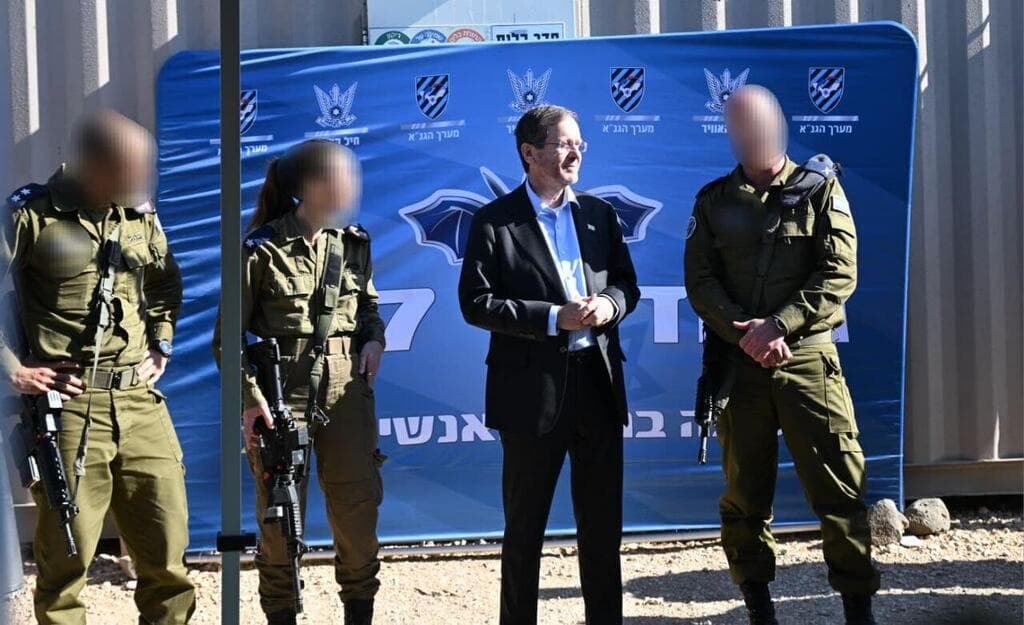נשיא המדינה בביקור במערך ההגנה האווירית בצפון