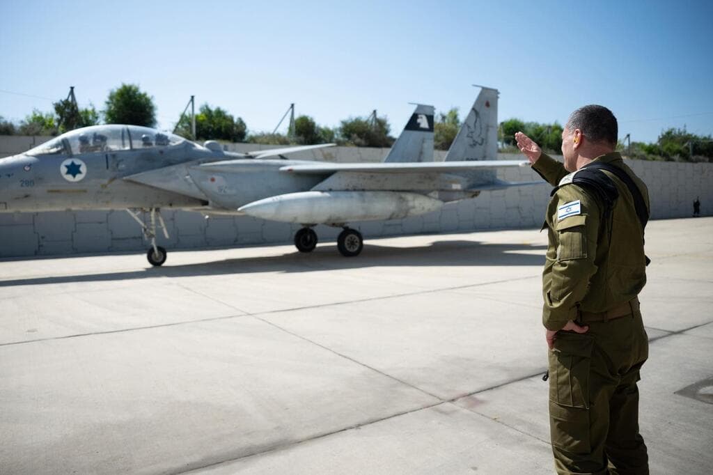 הרמטכ״ל לטכנאים בבסיס תל נוף: ״המכונה האופרטיבית הזאת של חיל האוויר לא יכולה לעצור, היא צריכה לעבוד כל הזמן - אני בטוח בחיל האוויר, אני בטוח בצה״ל, שידע לנוע קדימה בעוצמה גדולה״