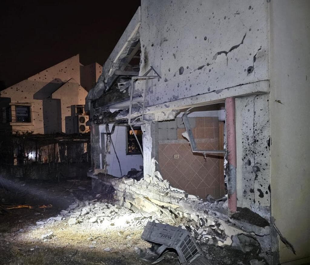 נזקי נזקים שברים שברי יירוט לבית בבית עמק בעמק חפר