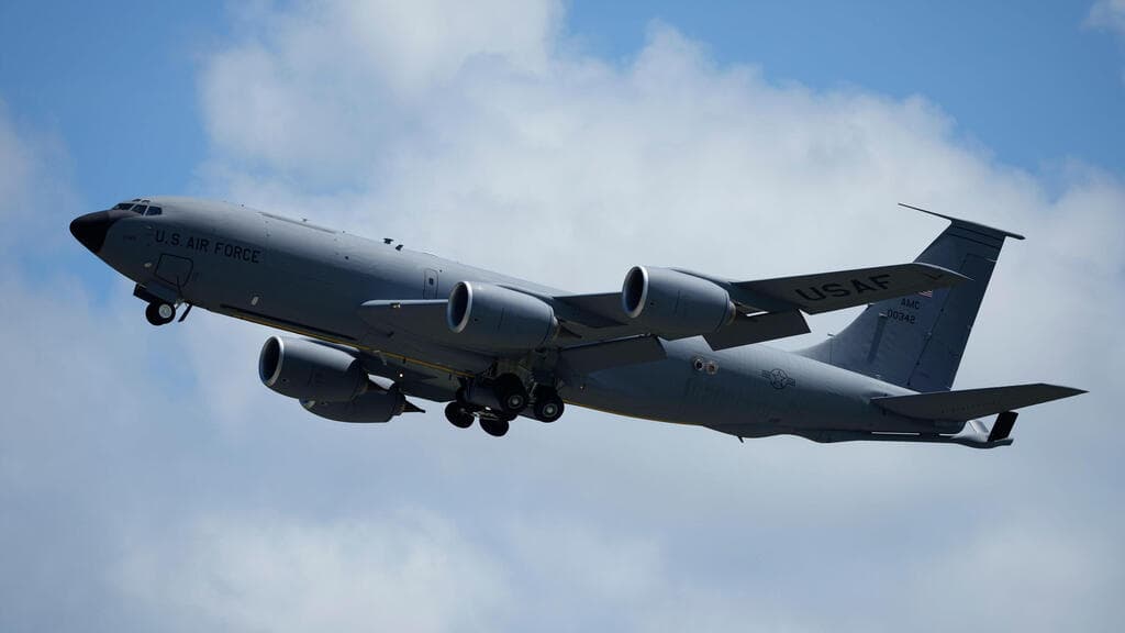 מטוס תדלוק אמריקני מדגם KC-135 (צילום: AP Photo/Hiro Komae, File) מטוס תדלוק אמריקני מסוג kc-135