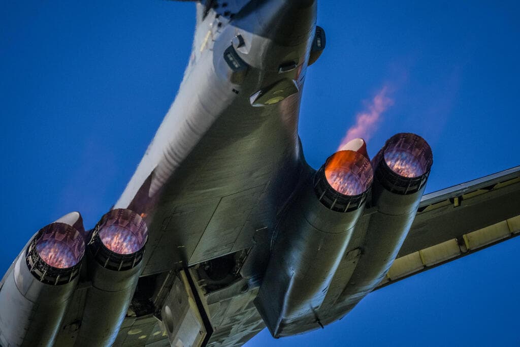 מפציץ אסטרטגי מדגם B-1 לנסר של ארה"ב ממריא מבסיס פיירפורד ב  בריטניה לקראת תקיפה ב איראן