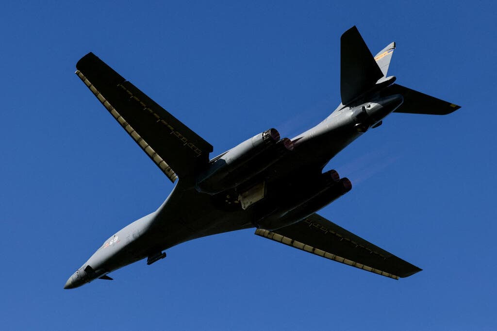 מפציץ אסטרטגי מדגם B-1 לנסר של ארה"ב ממריא מבסיס פיירפורד ב  בריטניה לקראת תקיפה ב איראן