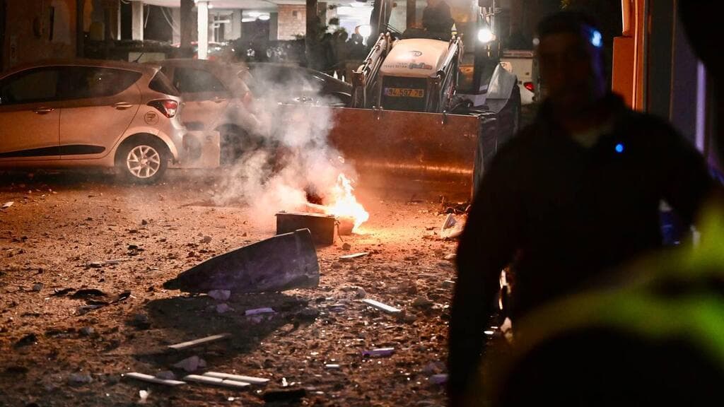 רכב הפוך בזירת הנפילה בחולון