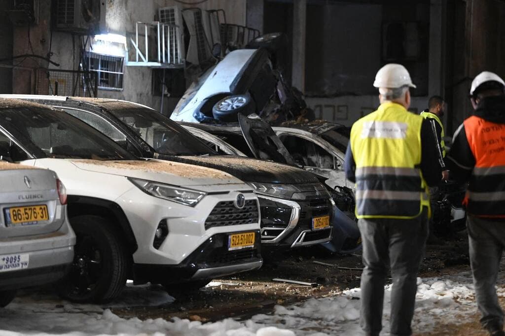 רכב הפוך בזירת הנפילה בחולון