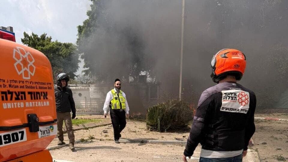 צילום: איחוד והצלה נפילת רסיס בתל אביב
