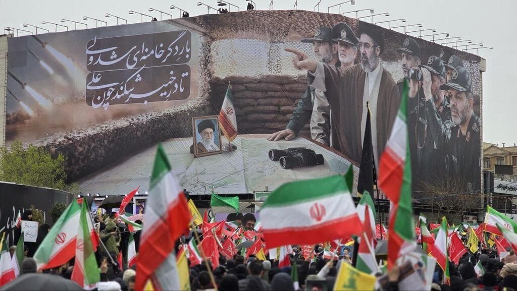 תמונת AI בכיכר ב טהרן איראן שבה נראה המנהיג העליון החדש של איראן מוג'תבא חמינאי לצד מפקדי צבא