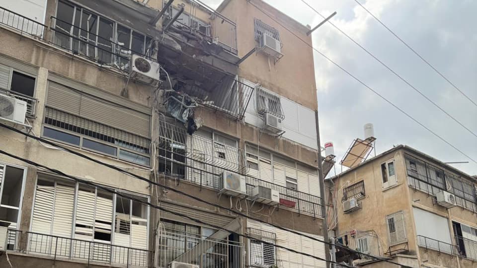 הבניין שנפגע בבני ברק (צילום: תיעוד מבצעי מד"א ) פגיעה ישירה בבני ברק