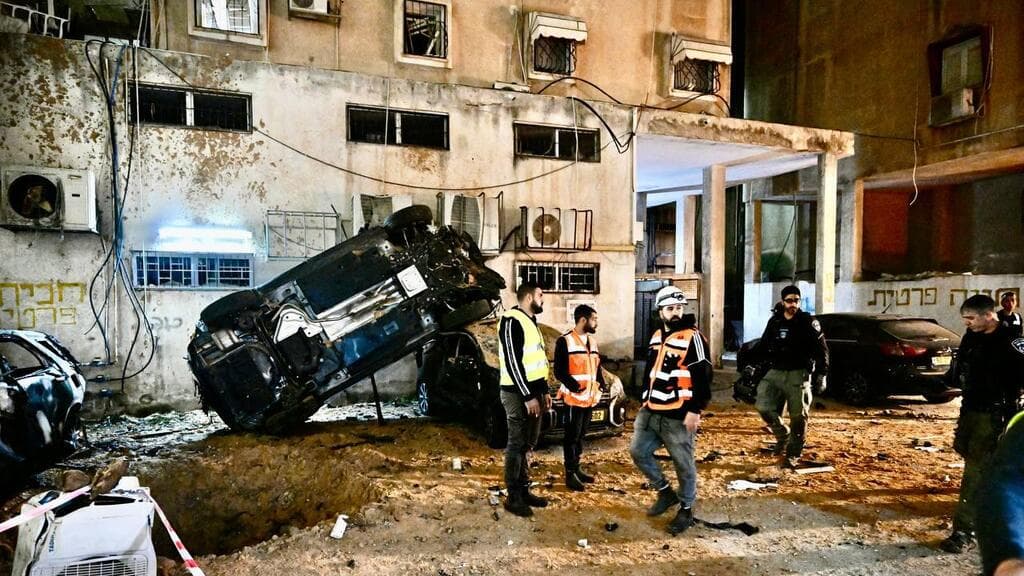 רכב הפוך בזירת הנפילה בחולון