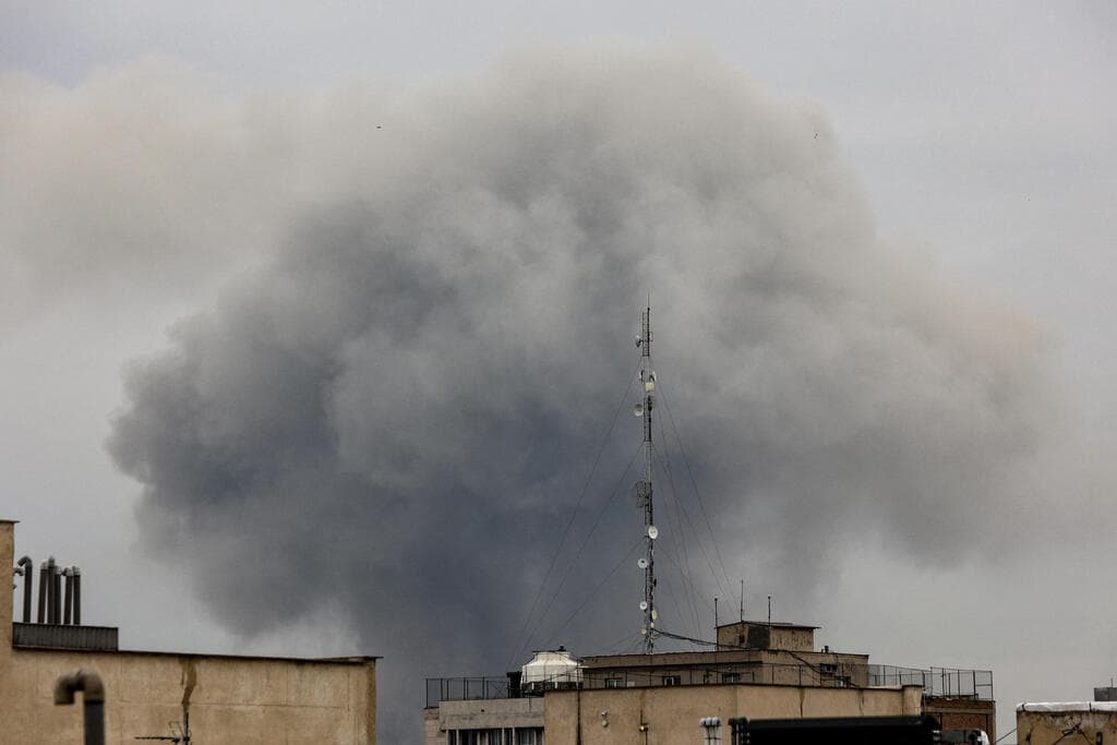 עשן בלב טהרן (צילום: Majid Asgaripour/WANA (West Asia News Agency)) תקיפה בלב טהרן