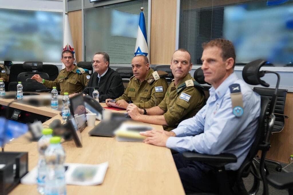 שר הביטחון ובכירי ביטחון בהערכת מצב בבור (צילום: אריאל חרמוני, משרד הביטחון) שר הביטחון ובכירי ביטחון בהערכת מצב בבור