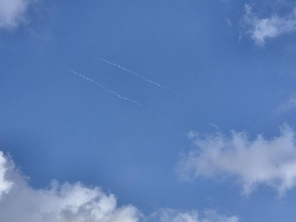 שובל הטילים ששוגרו מאיראן (צילום: ירון דרוקמן) שובל הטילים ששוגרו מאיראן