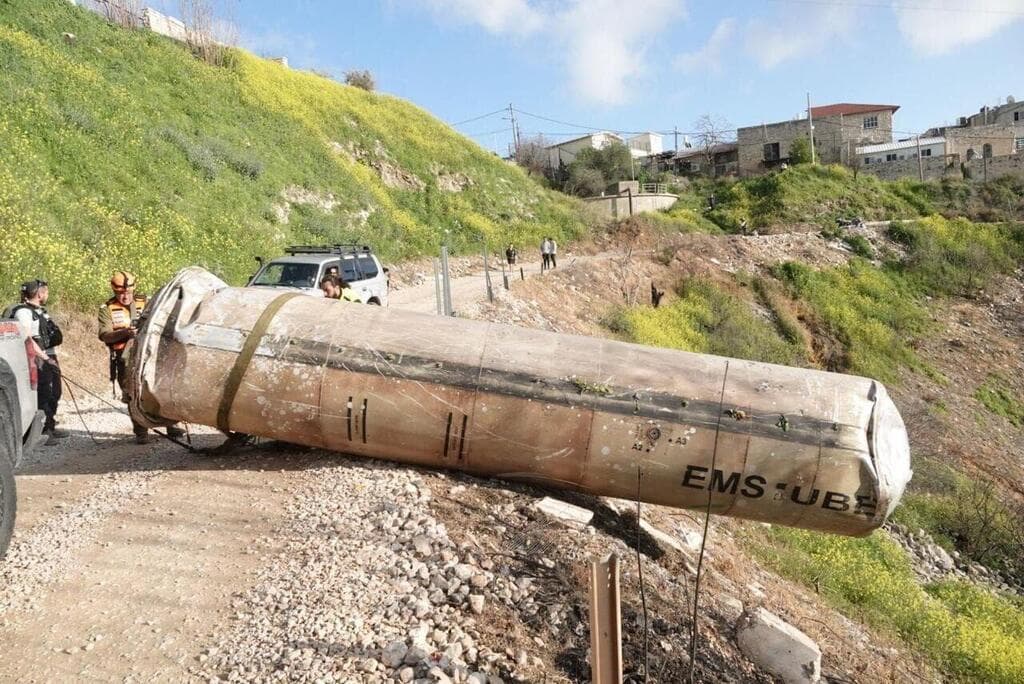 שבר יירוט בצפת (צילום: עיריית צפת ) שבר יירוט בצפת