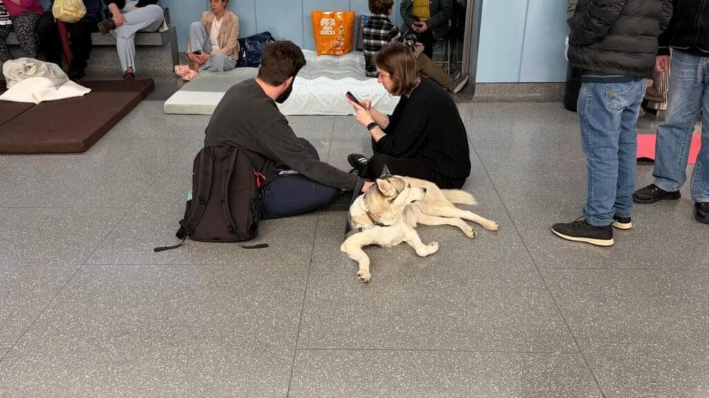 מתמגנים בתחנת הרכבת הקלה בגוש דן (צילום: דני שדה) תחנת הרכבת הקלה