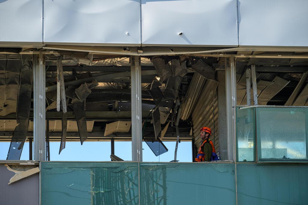 תחנת הרכבת שנפגעה בחולון (צילום: Alexi J. Rosenfeld/Getty Images ) פגיעה ישירה בתחנת רכבת בחולון