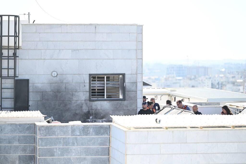 גג של בניין שנפגע בראשון לציון (צילום: קובי קואנקס ) זירת פגיעה בראשון לציון