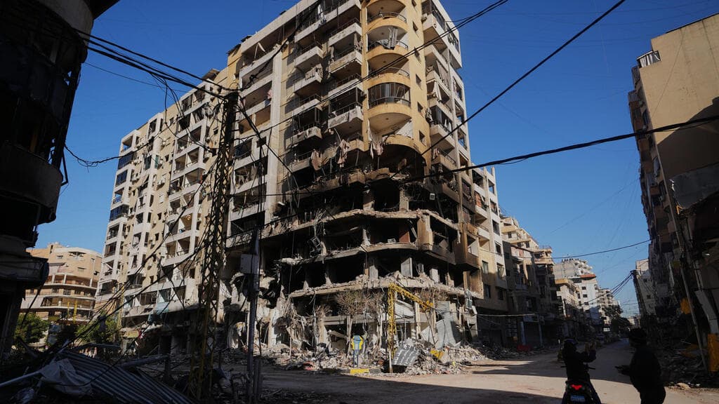 הרס בדאחייה של ביירות אחרי תקיפות צה"ל הלילה (צילום: AP Photo/Hassan Ammar) ביירות