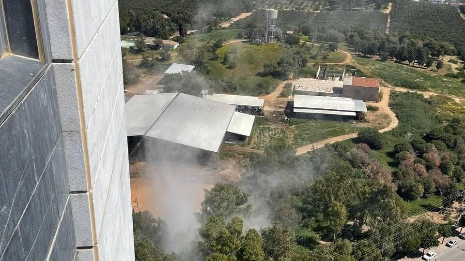 פגיעה בחולון, סמוך לבית ספר מקווה ישראל (צילום: מתוך הרשתות לפי סעיף 27 א' לחוק זכויות היוצרים ) פגיעה ישירה ברכבת ישראל - מבצע שאגת הארי