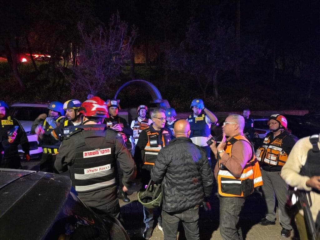 זירת נפילה בכרמיאל (צילום: דוברות עיירית כרמיאל) מד"א בזירת הנפילה בכרמיאל