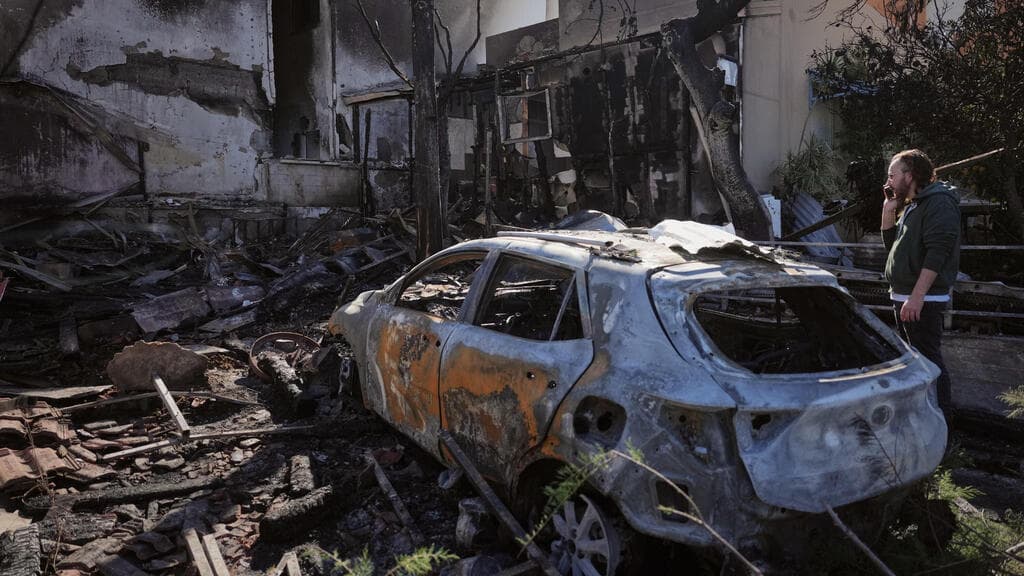 זירת הפגיעה בנהריה מירי חיזבאללה אתמול (צילום: AP Photo/Ariel Schalit) בית שנפגע אתמול 16.3.26 מרקטה