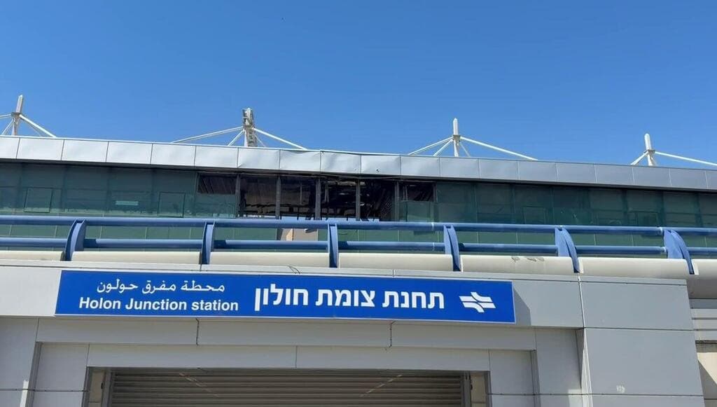 צילום: קובי קואנקס פגיעה ישירה בתחנת רכבת בחולון