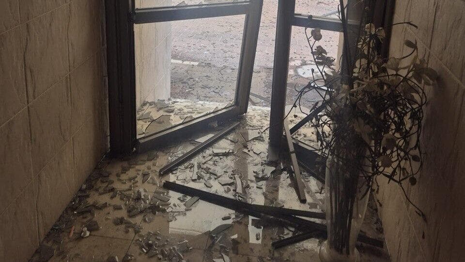 נזק בחולון (צילום: מאיר תורג'מן ) פגיעה ישירה בחולון