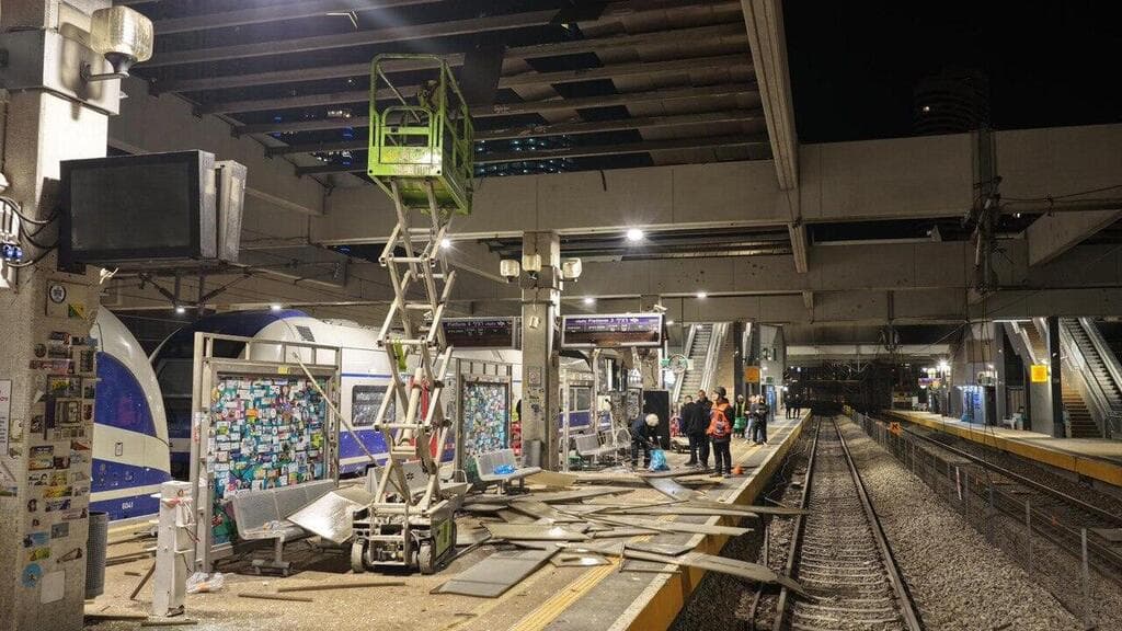 ההרס בתחנת רכבת סבידור מרכז (צילום: באדיבות רכבת ישראל) הזירה בתחנת סבידור מרכז