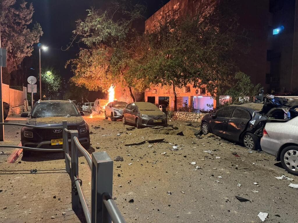 אש במקום הנפילה (צילום: תיעוד מבצעי מד"א) זירת הנפילה בחולון