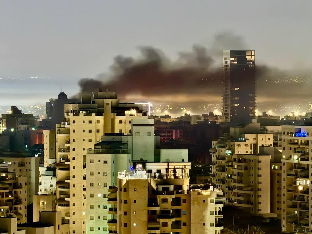 עשן מיתמר מזירת הנפילה בחולון (צילום: קובי קואנקס) עשן מיתמר מזירת הנפילה בחולון