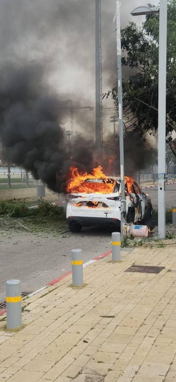 רכב עולה באש