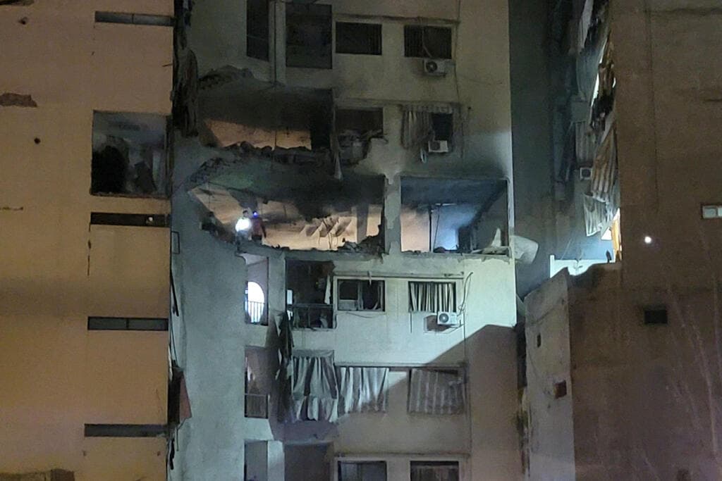 בניין שהותקף בביירות הלילה (צילום: Joseph Eid/AFP) תקיפת דירה בשכונת אל באסטה בביירות על ידי חיל האוויר