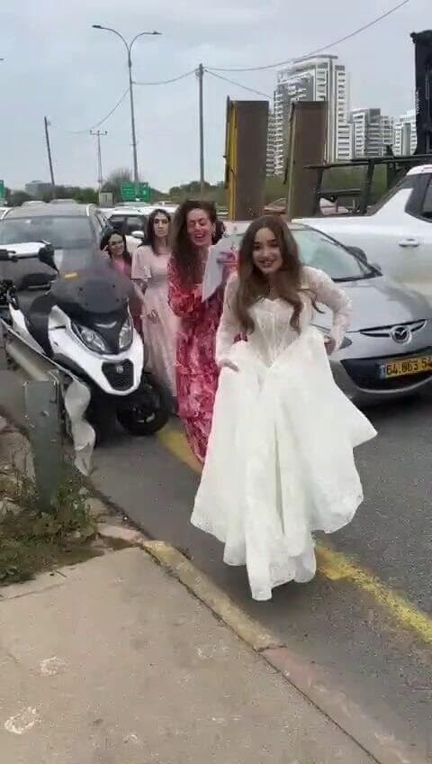 כלה יוצאת ממכונית באזעקה ומחפשת מרחב מוגן בכביש 4 