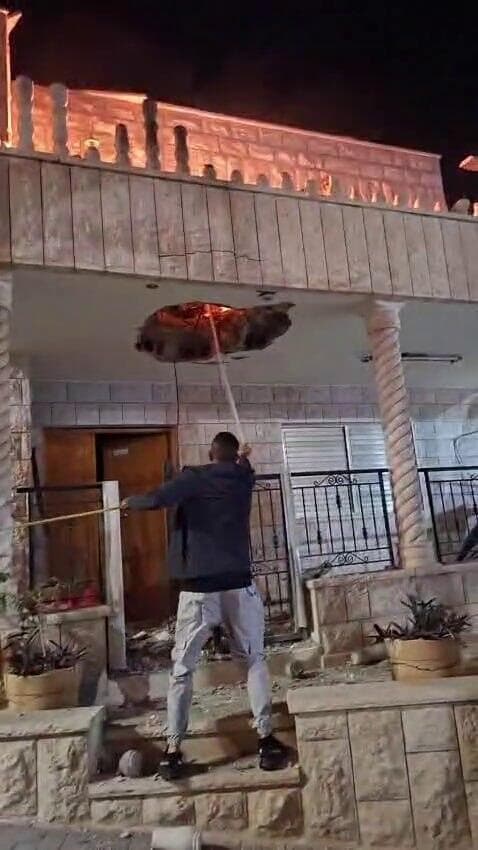 בית שנפגע מטיל מתפצל בג'לג'וליה