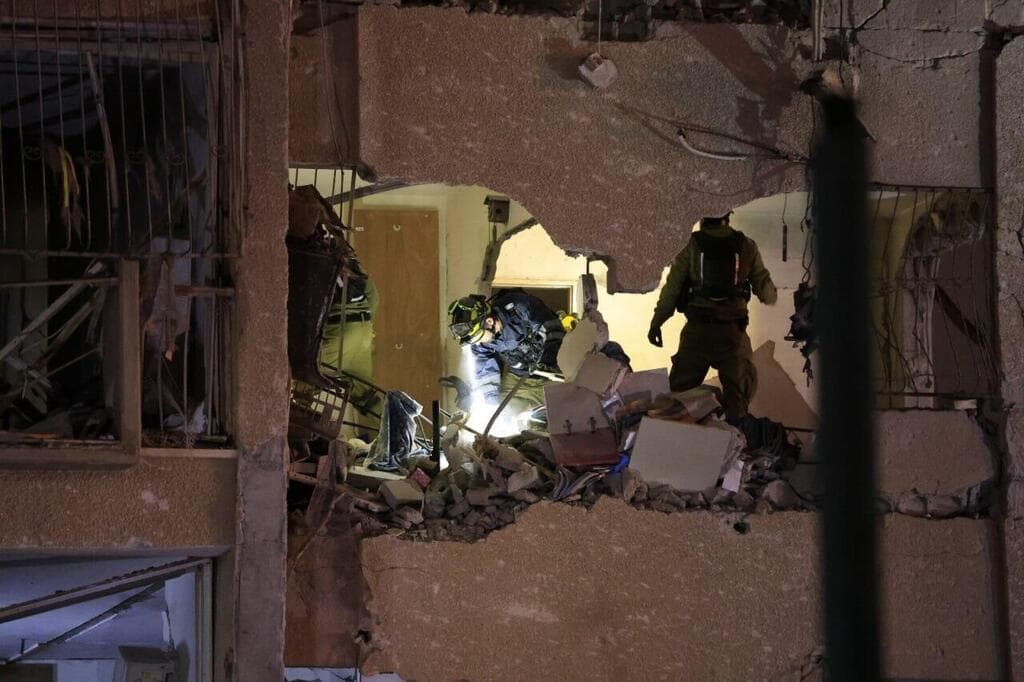 סריקות בבניין שנפגע בערד